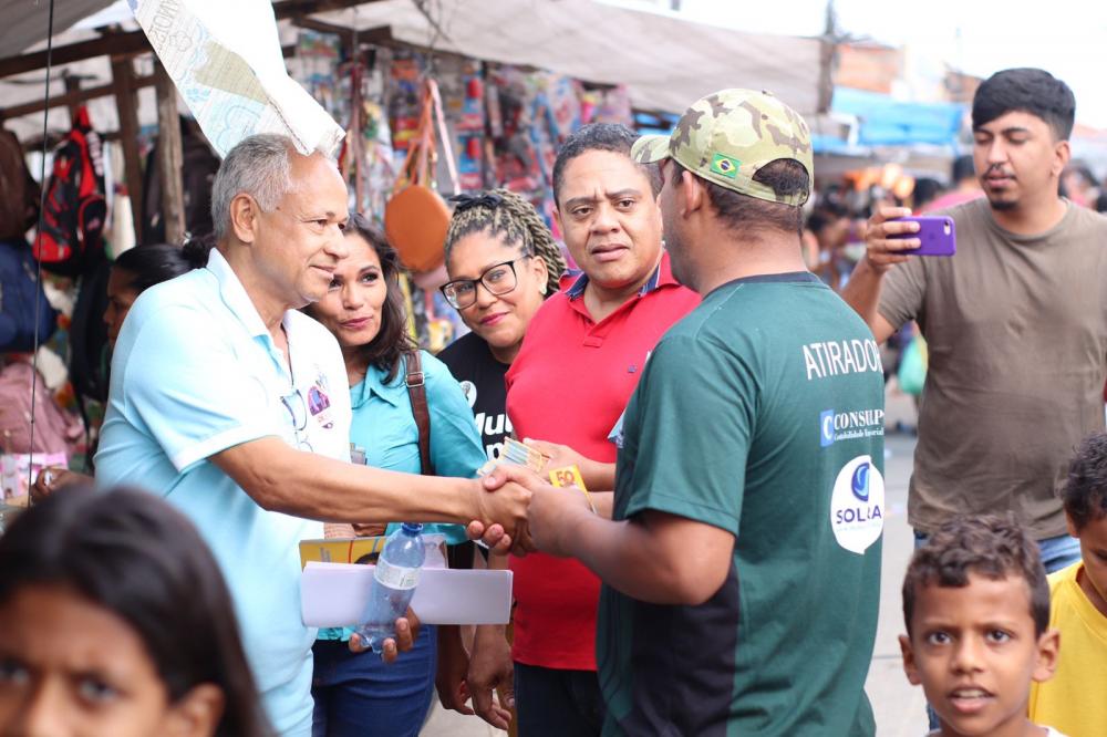 Cícero e Eliane reforçam que farão um governo popular durante panfletagem em Atalaia.