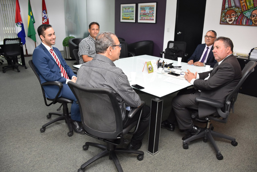 Prefeito esteve acompanhado do seu filho Júnior Vigário e do Procurador Municipal Dr. Márcio Roberto Júnior.