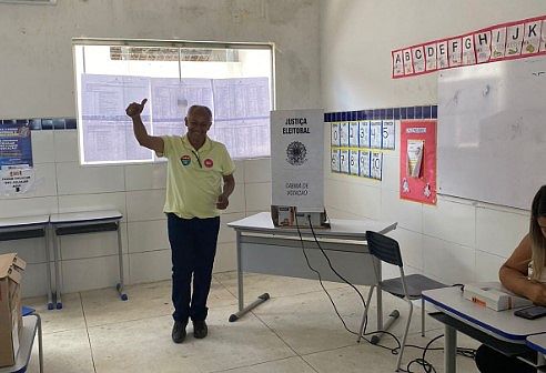 Cícero Albuquerque vota em Atalaia.
