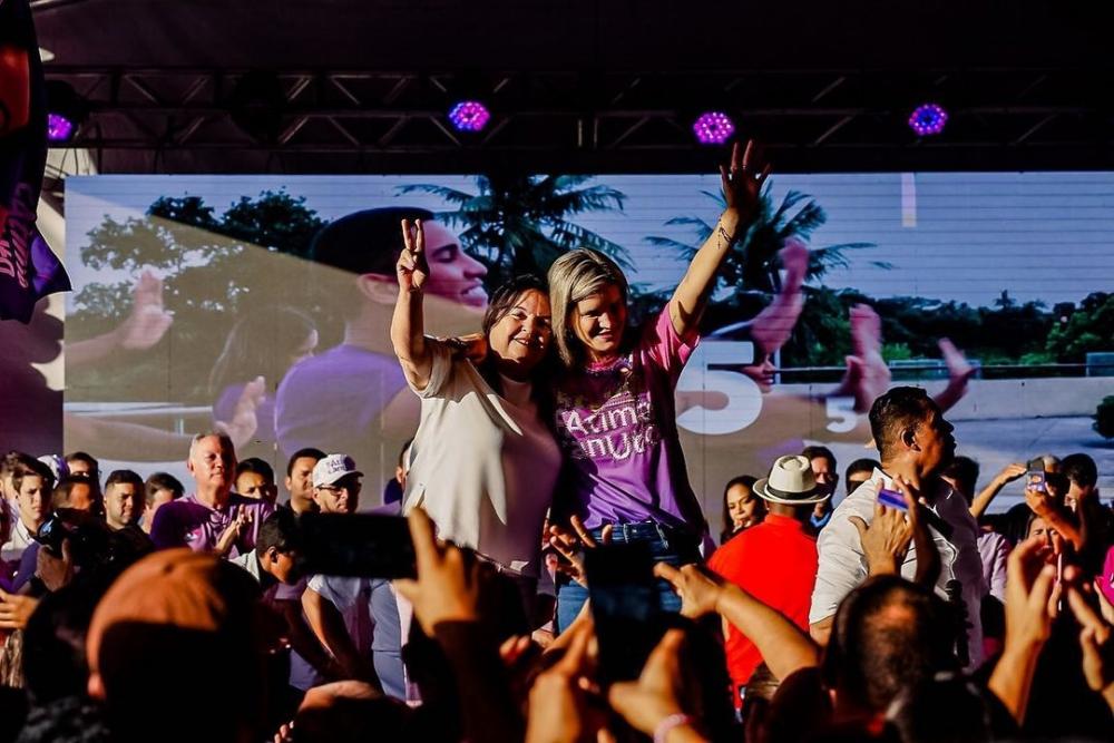 Fátima Canuto em evento político no município, ao lado de sua nora, a prefeita Ceci Rocha.