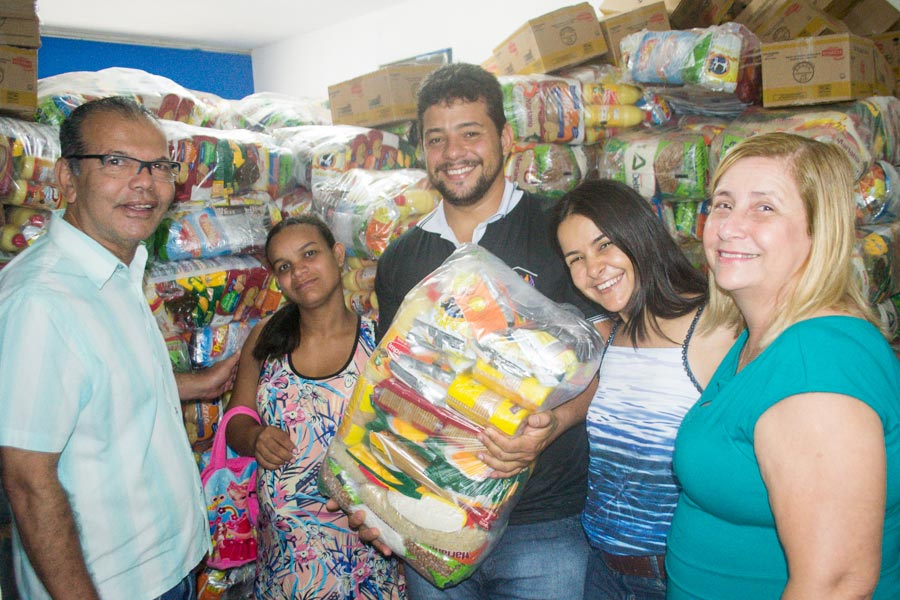 Prefeito e primeira-dama acompanham a entrega das cestas nutricionais.