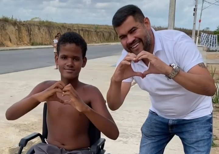 Jovem cadeirante de 13 anos foi beneficiado pelo vereador atalaiense, com uma nova cadeira de rodas. 