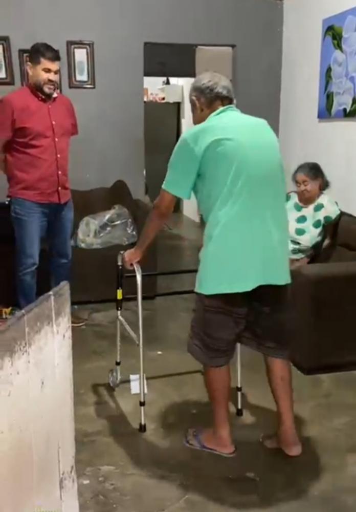 Marcos Rebollo fez a entrega de um andador ortopédico no município de Cajueiro.