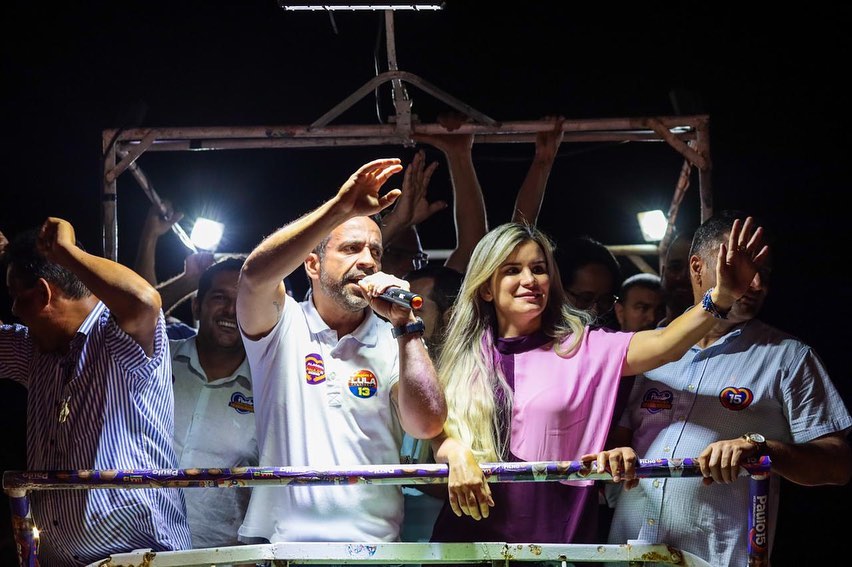 Paulo Dantas ao lado da prefeita Ceci Rocha e de vereadores. 