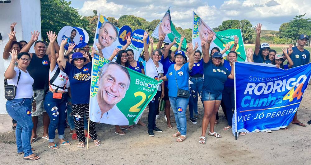 Apoiadores de Rodrigo Cunha e Bolsonaro fazem panfletagem em Atalaia. 