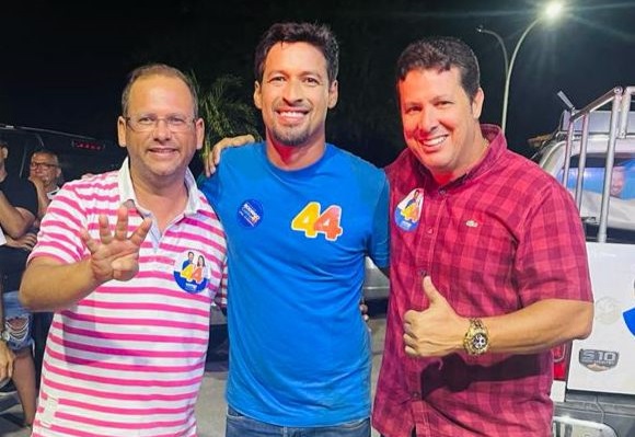 Vereador Anderson Medeiros ao lado de Rodrigo Cunha e do vereador Alexandre Tenório.