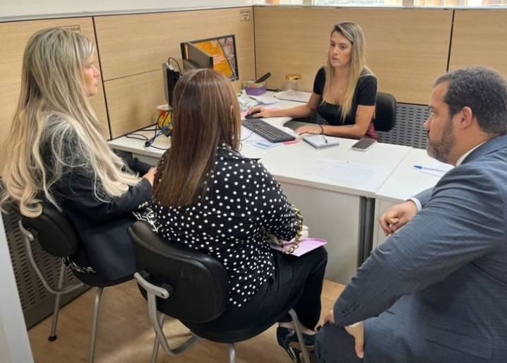 Prefeita Ceci Rocha e secretários municipais em reunião no FNDE.