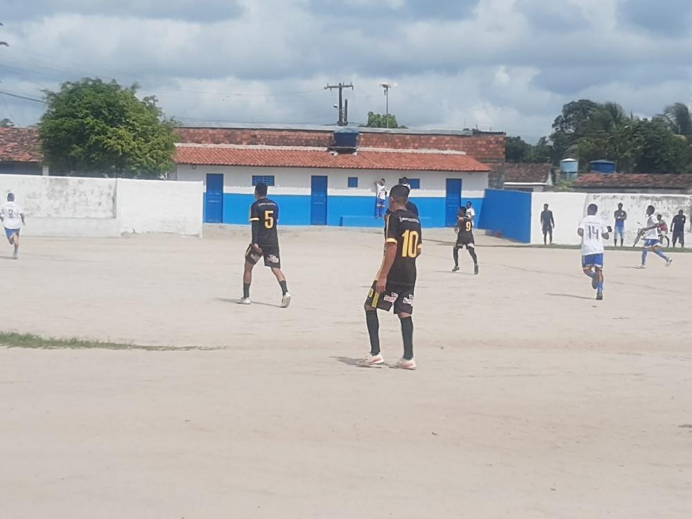 Josias e Chiquinho em campo pelo Vira Copos.