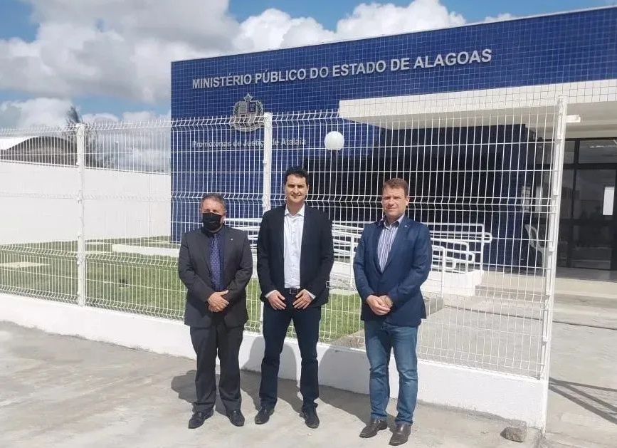 PGJ Ma´rcio Roberto ao lado dos promotores da Comarca de Atalaia.