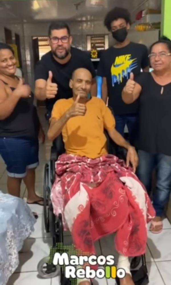Vereador Marcos Rebollo entrega cadeira de rodas para atalaiense do bairro José Paulino.