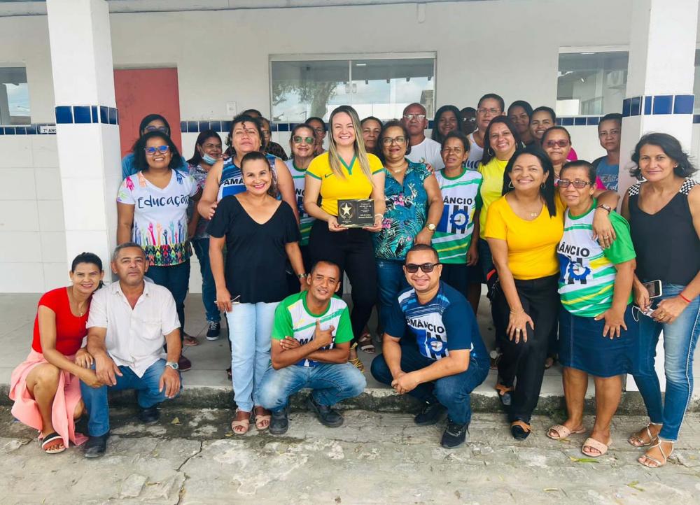 Em votação popular, Leila Medeiros recebe o Prêmio de Melhor Diretora de Escola do município de Atalaia em 2022.