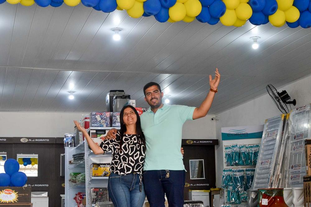 Mãe e filho, empresários Solange Moura e Vaninho Soares estão a frente desta tradicional loja atalaiense.