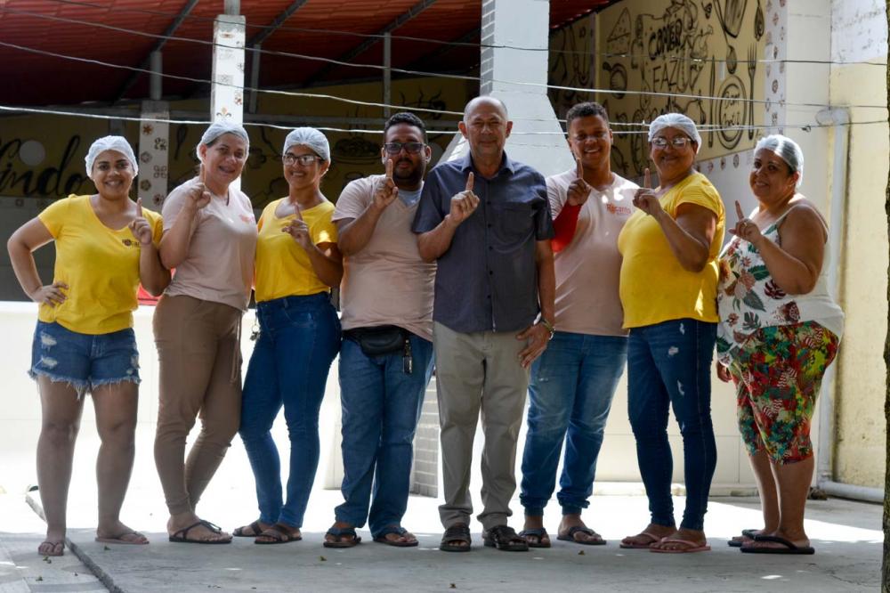 Equipe do Recanto da Comida Caseira comemora um ano de funcionamento.