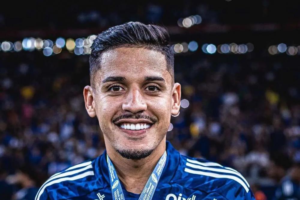 Novo vínculo de Neto Moura com a Raposa vai até 2025.