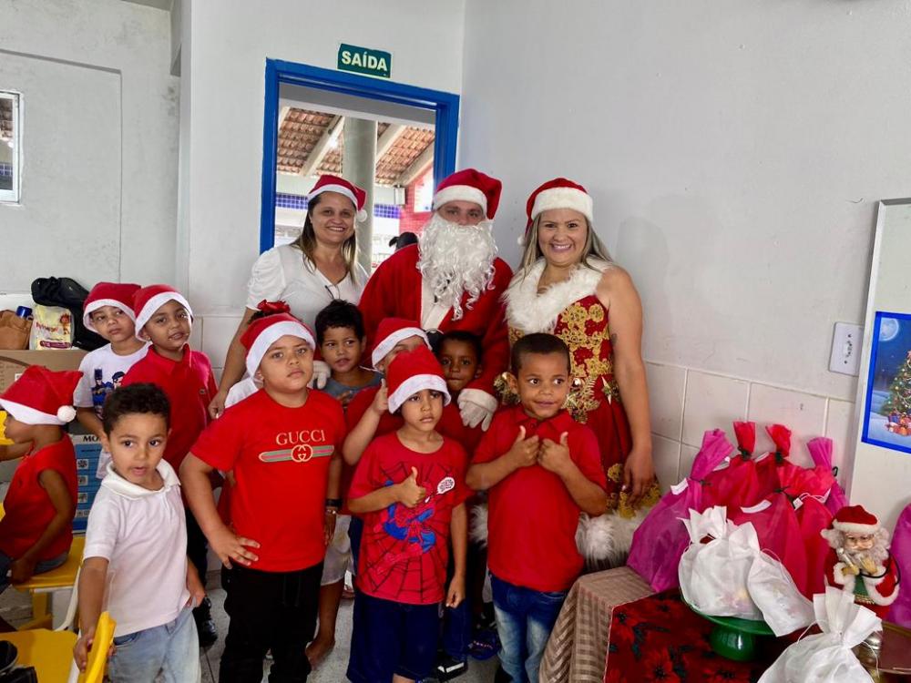 Ação natalina foi realizada na manhã desta quinta-feira (22).