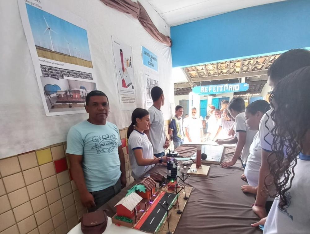 Mostra de Robótica e Tecnologia da Escola Municipal Francisco Pontes destaca importância da energia renovável