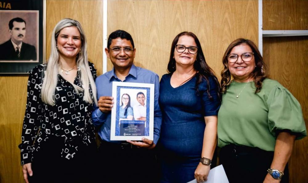 Prefeita e secretária ao lado dos gestores eleitos da Escola Municipal José Martins, do Distrito Branca.