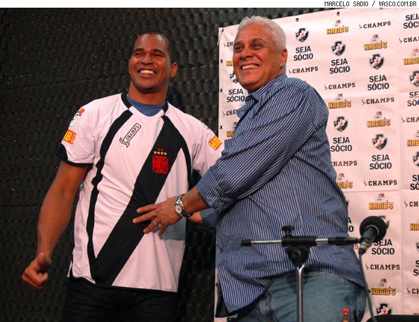 Aloísio Chulapa ao lado de Roberto Dinamite, um dos maiores nomes do futebol brasileiro.