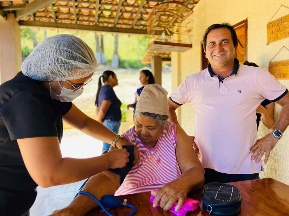Vereador Neto Acioli acompanhou de perto as ações de Saúde que beneficiou famílias da zona rural de Atalaia.
