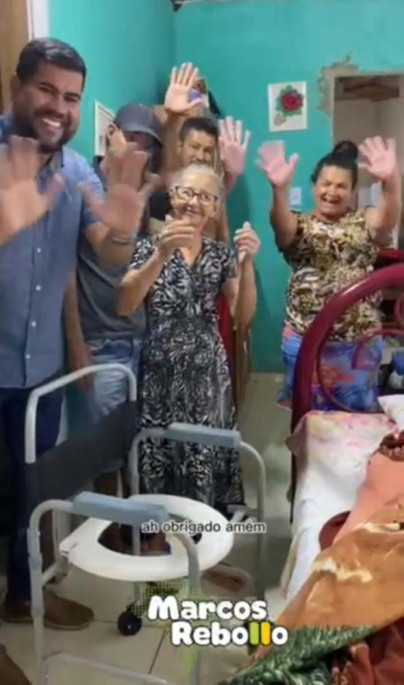 Vereador Marcos Rebollo entrega cadeira de banho para morador do bairro José Paulino