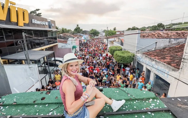Prefeita Ceci arrasta multidão no último dia de Carnaval em Atalaia