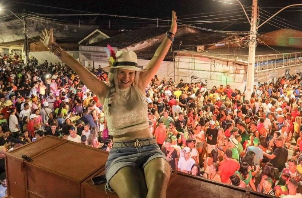 Com direito a Ressaca de Carnaval, último dia de folia em Atalaia arrastou foliões pela principal avenida da cidade