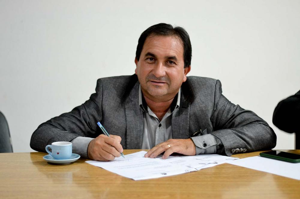 Vereador Neto Acioli durante a sessão ordinária desta terça-feira (7).