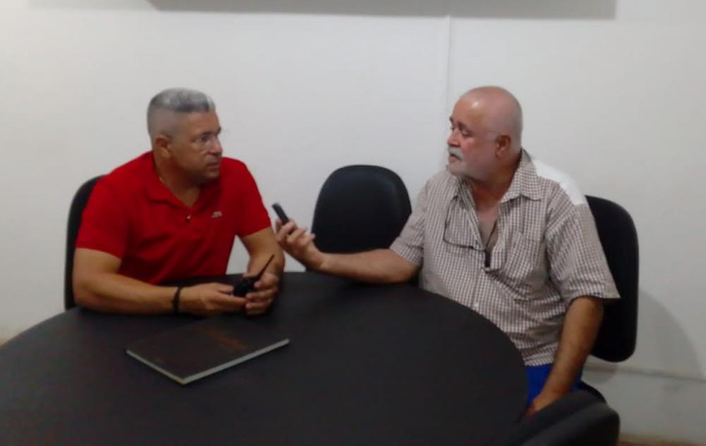 Secretário Emmanuel Cavalcante em entrevista exclusiva com o radialista Adaias Ferraz.