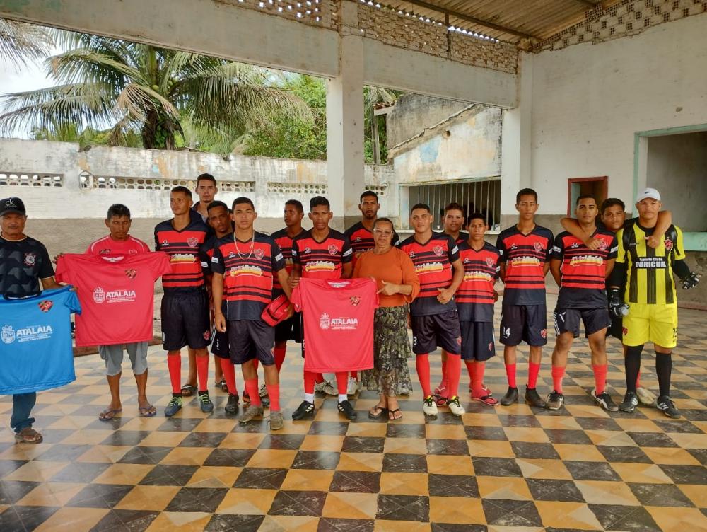 AP3 comemora apoio do município ao time do ECO com doação de uniforme de jogo.