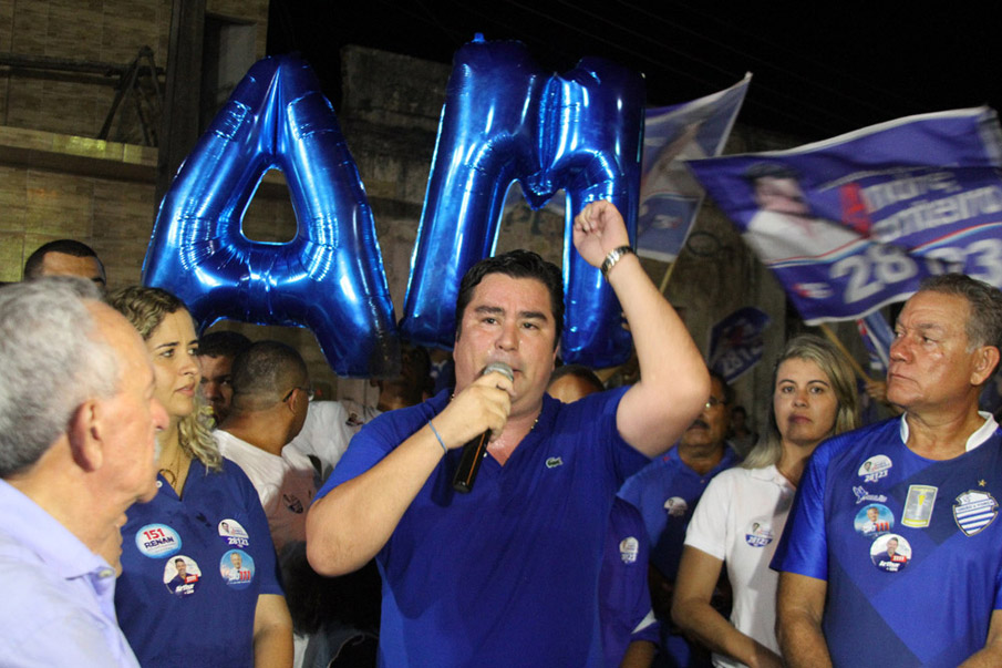 André Monteiro discursa em ato em apoio à sua candidatura a deputado estadual.