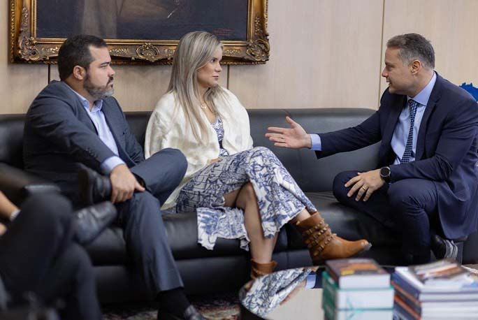 Prefeita Ceci e secretário Nicollas Theotonio em reunião com o ministro Renan Filho. 