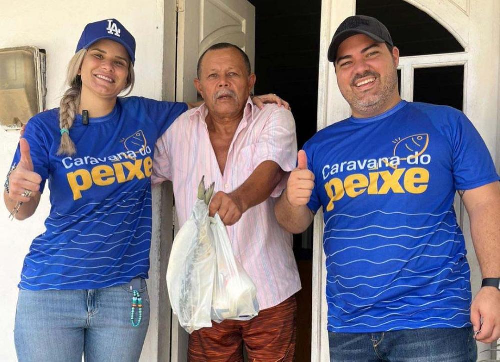 Prefeita Ceci e secretário de Governo Nicollas Theotonio participam da entrega dos pescados.