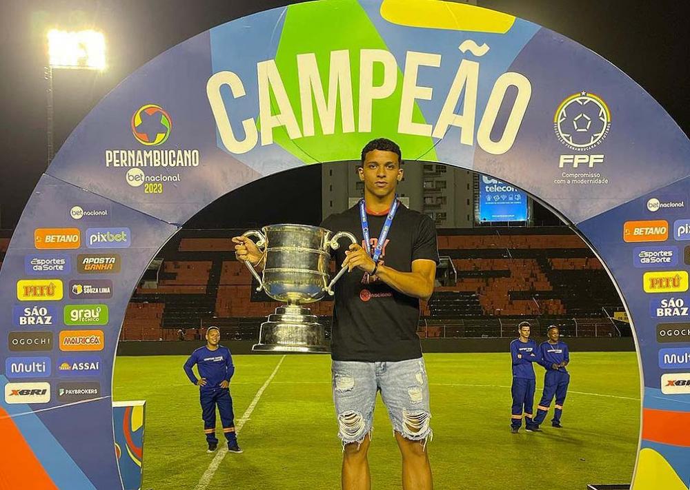 Riquelmy celebra primeiro título como jogador profissional.