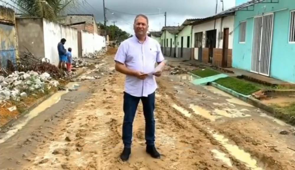 Vereador Toni Barros em rua destruída por obra da BRK Ambiental.