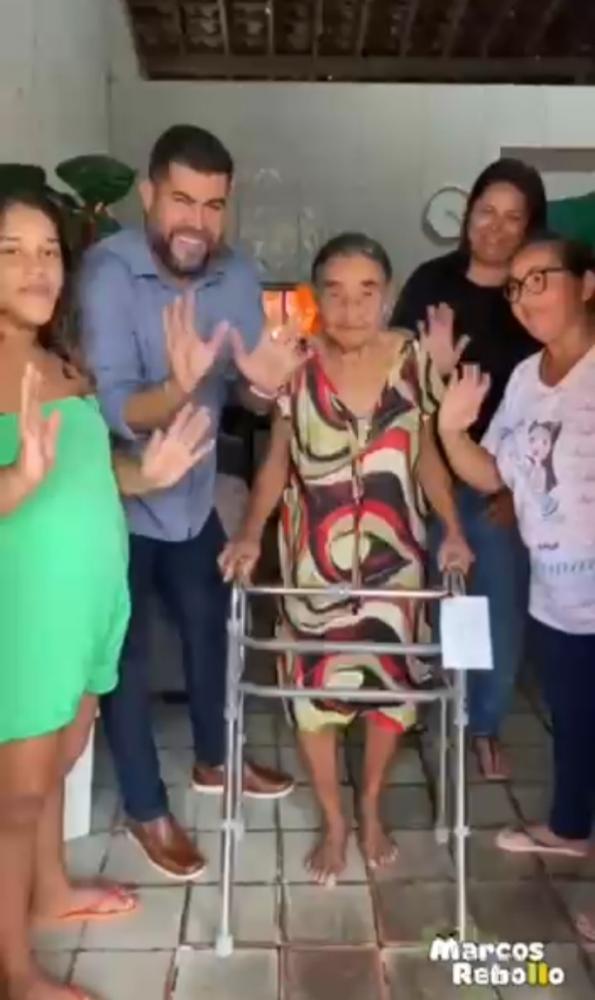 Vereador Marcos Rebollo realiza doação de andador para idosa no Distrito Santo Antônio, em Atalaia