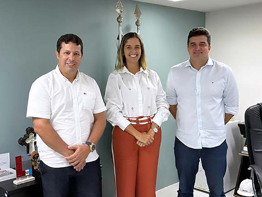 Vereador Anderson Medeiros, vice-prefeita Camyla Brasil e secretário de estado da SEINFRA Rui Palmeira.