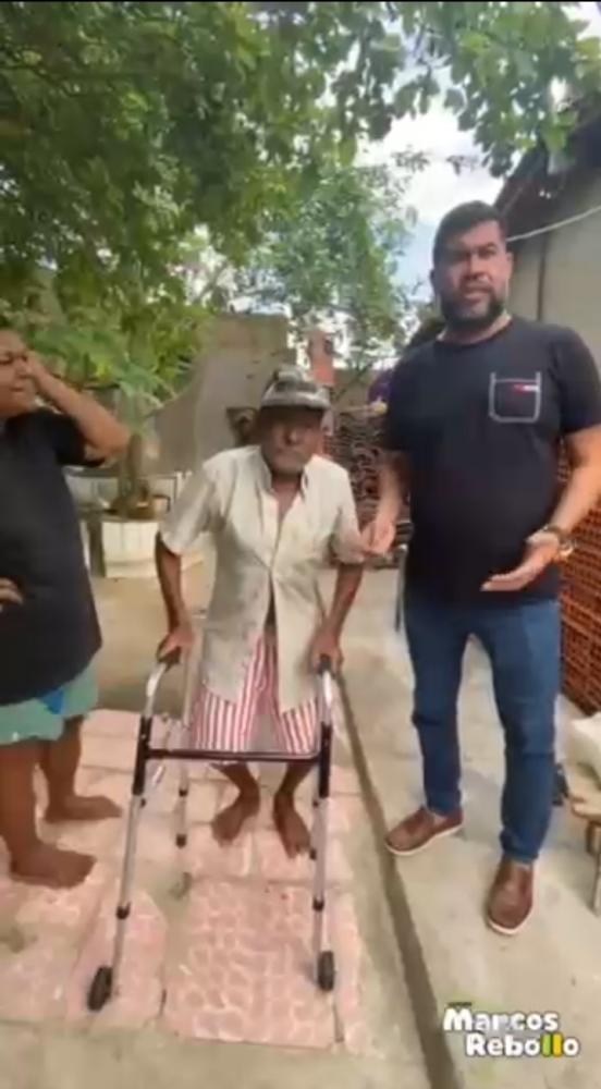 Vereador Marcos Rebollo entrega andador para morador do Mutirão do Jenipapeiro.