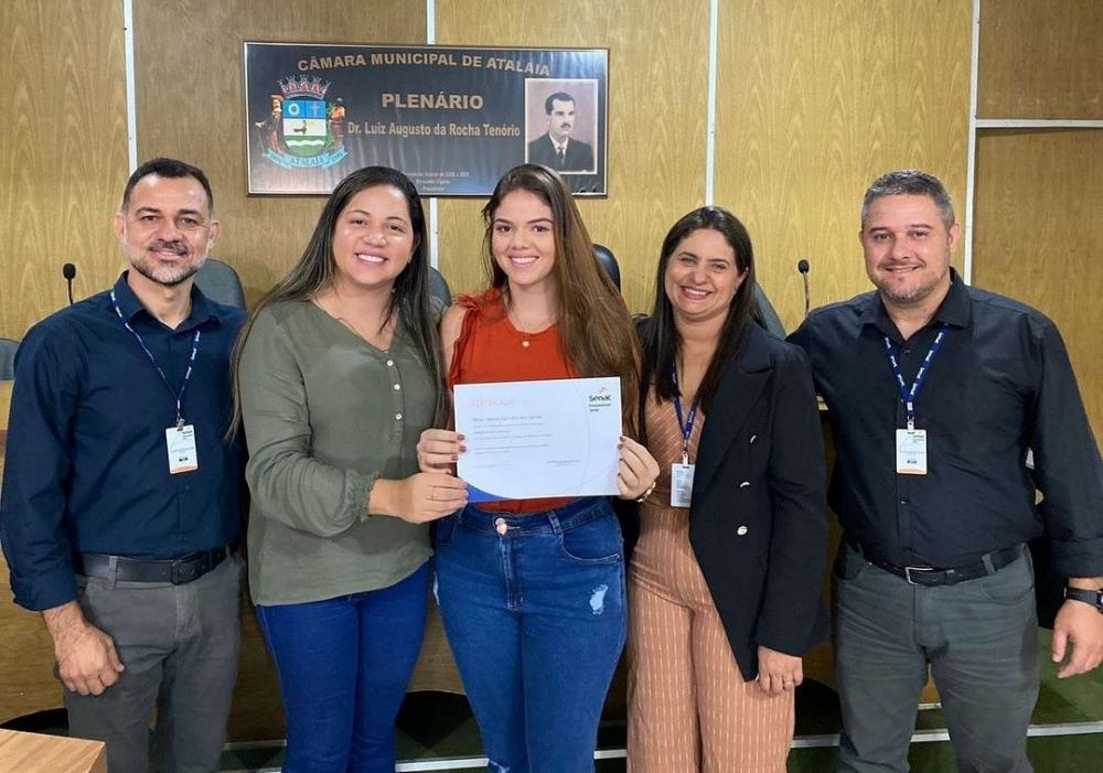 Em parceria com o Senac, Prefeitura de Atalaia entrega certificados de conclusão de cursos profissionalizantes.