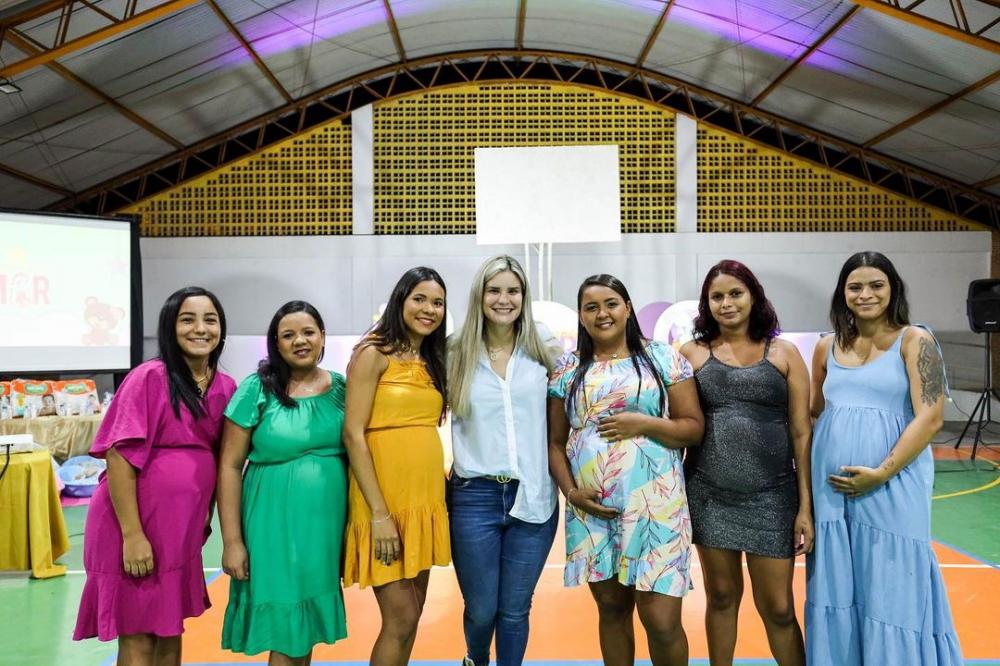 A Prefeita Ceci prestigiou este momento especial para as mamães contempladas com o Projeto Registrando Amor.