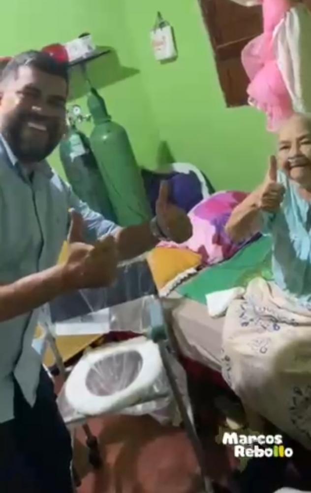 Através de seu projeto social, vereador Marcos Rebollo leva cadeira de banho para idosa do Povoado Olhos D’água.