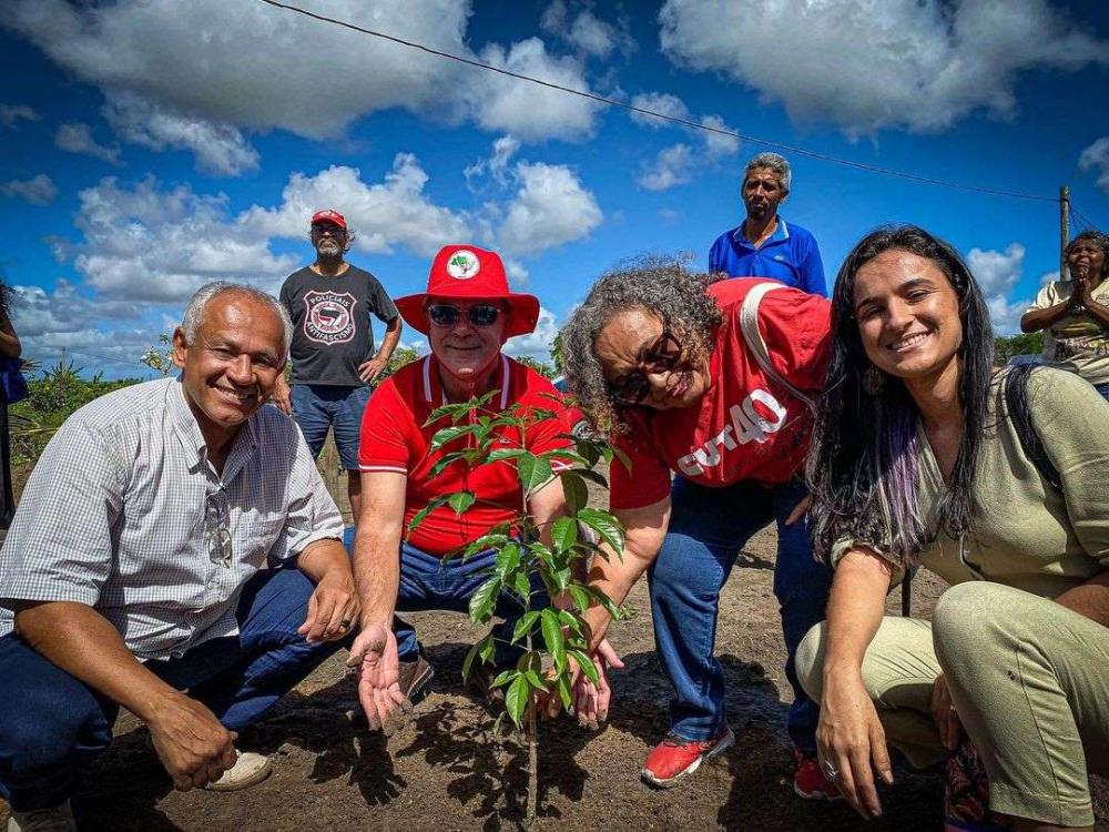 Deputado Ronaldo Medeiros esteve presente mostrando seu apoio ao MST.