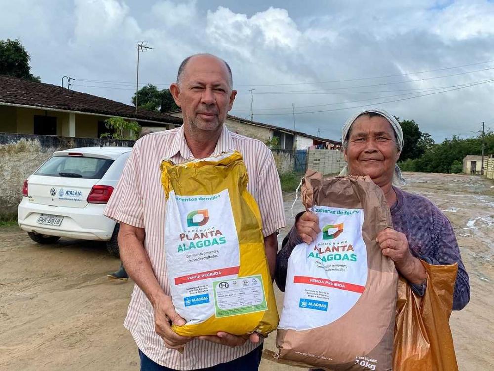 Secretário de Agricultura, Chico Xavier, realizou a entrega das sementes junto com sua equipe.