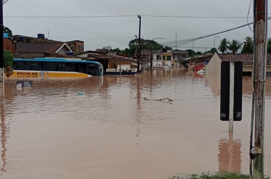 Atalaia amanheceu com ruas alagadas.