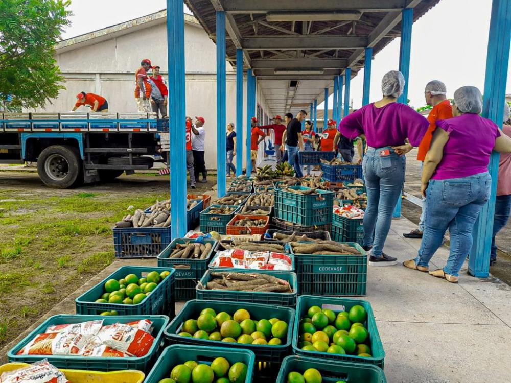 MST doa mais de 3 toneladas de alimentos para famílias atingidas pelas chuvas em Atalaia (AL).