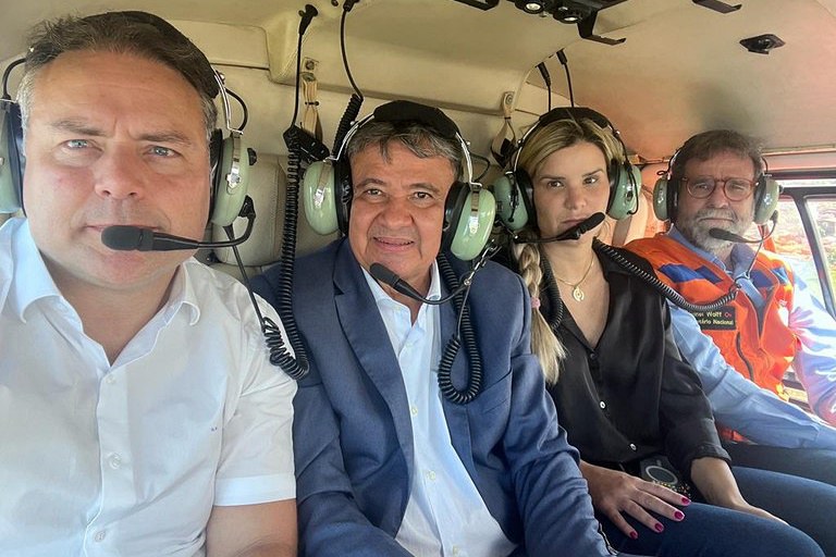 A prefeita Ceci acompanhou o sobrevoou e participou de uma reunião com os ministros, para traçar um plano de ação e reconstrução de Atalaia.