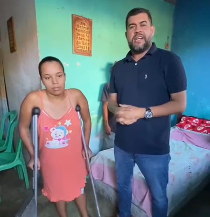 Marcos Rebollo faz entrega de muletas ortopédicas para jovem atalaiense do bairro José Paulino