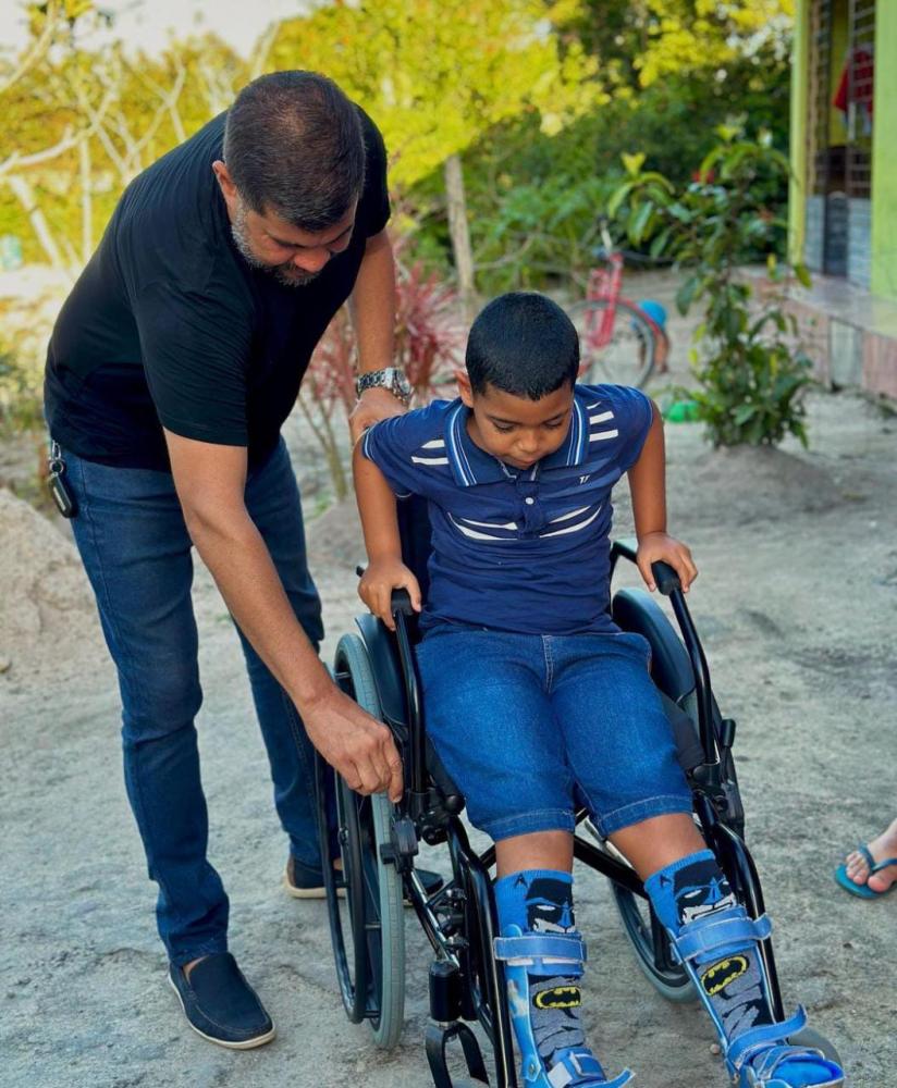Marcos Rebollo faz doação de cadeira de rodas para criança do Distrito Branca.