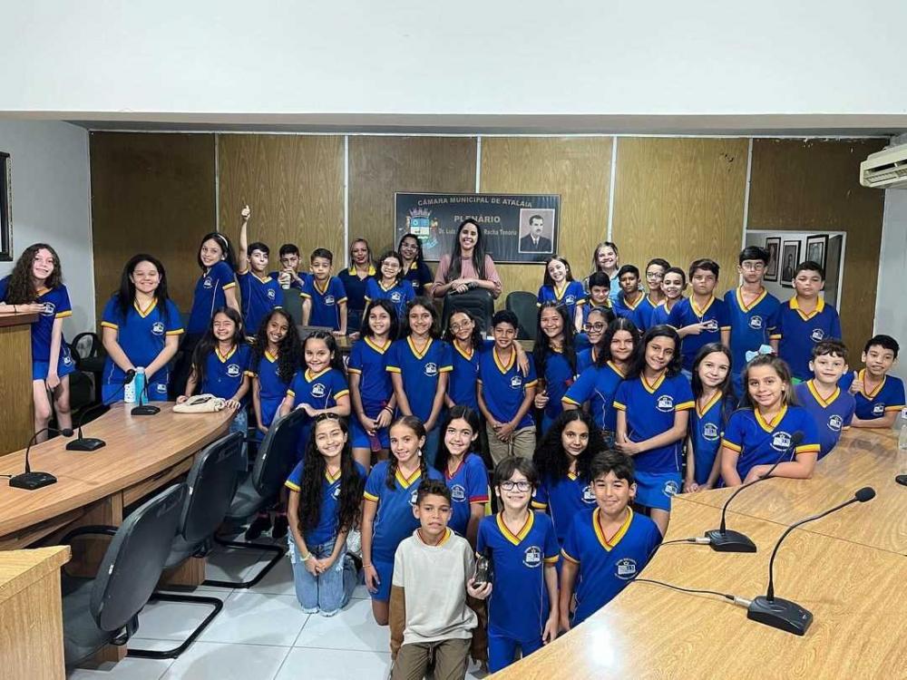 Alunos do CEPP são recepcionados pela vereadora Lays Melo em visita a Câmara de Atalaia.