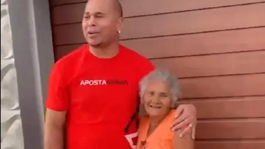 Chulapa atende pedido de senhora em Atalaia — Foto: Aloísio Chulapa/Arquivo pessoal.