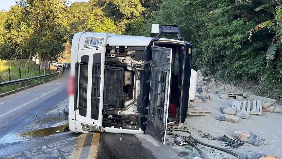 Carreta carregada com cimento tomba e trecho da BR-316 em Atalaia, Alagoas, fica parcialmente interditado — Foto: PRF
